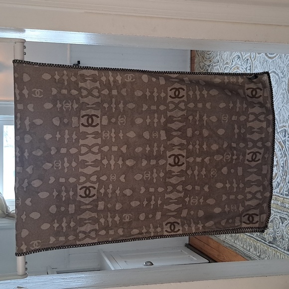 Chanel cashmere scarf - Picture 5 of 13